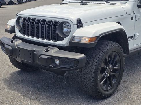 Used 2025 Jeep Gladiator Sport AWD/4WD image 11