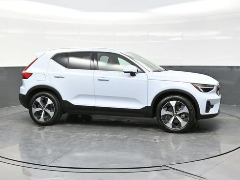 Used 2025 Volvo XC40 B5 Plus AWD/4WD image 8