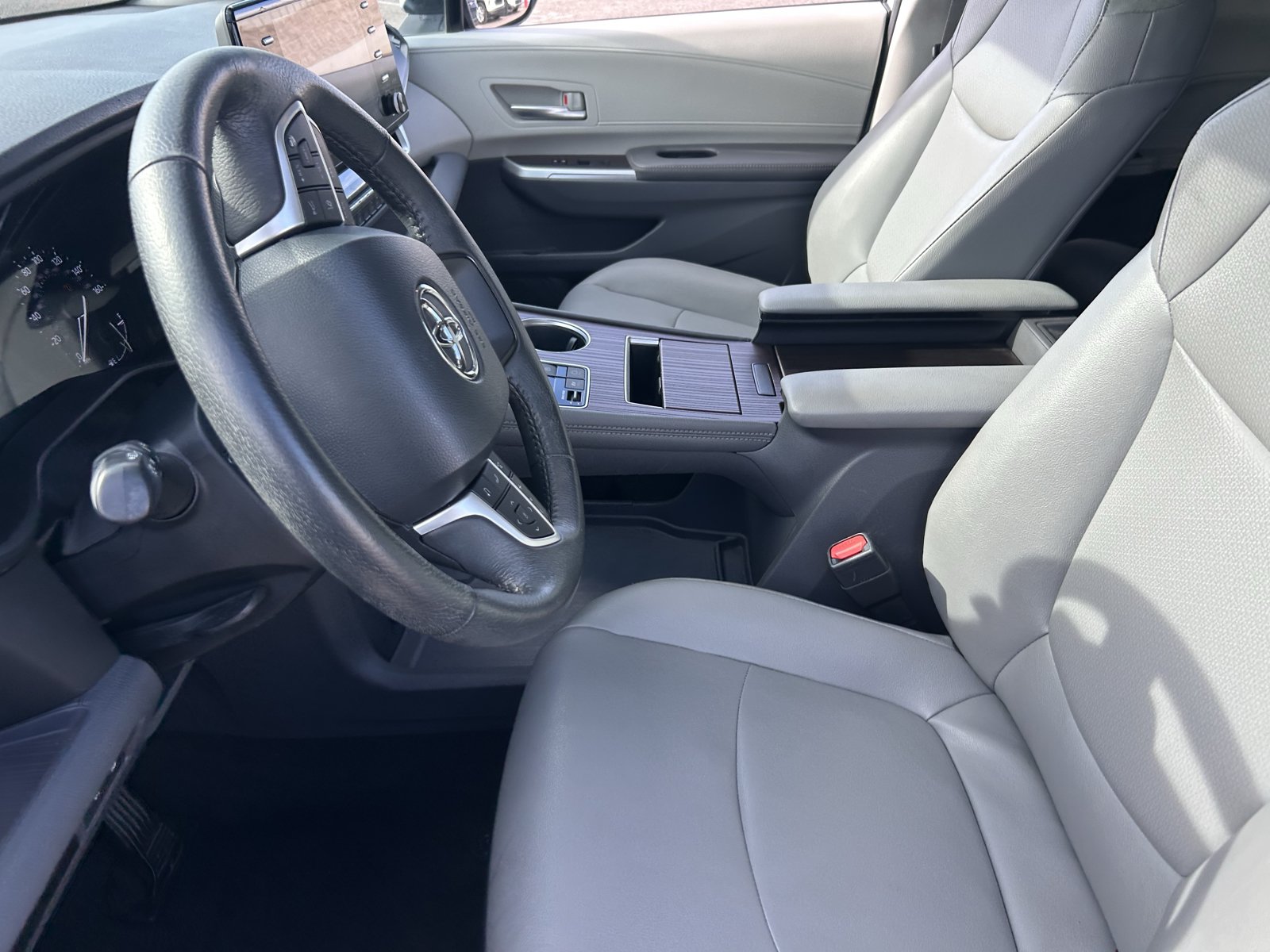Used 2024 Toyota Sienna XLE FWD image 13
