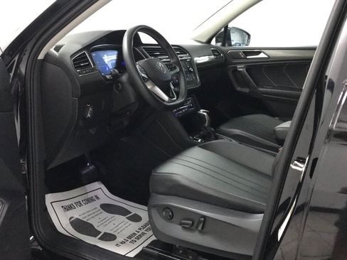 Used 2023 Volkswagen Tiguan SE w/ Panoramic Sunroof Package FWD image 9