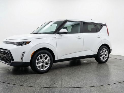 Used 2025 Kia Soul LX w/ LX Technology Package image 3