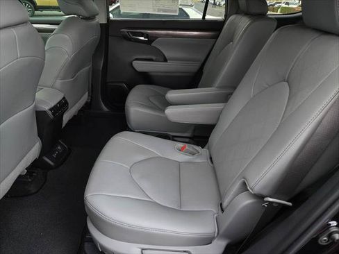 Certified 2026 Toyota Highlander Platinum AWD/4WD image 10