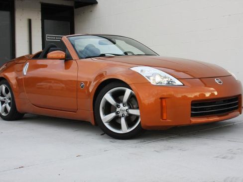 Used 2006 Nissan 350Z Touring RWD image 2