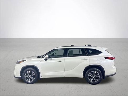 Used 2021 Toyota Highlander XLE AWD/4WD image 9