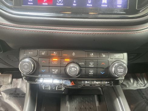 Used 2025 Dodge Durango GT AWD/4WD image 23