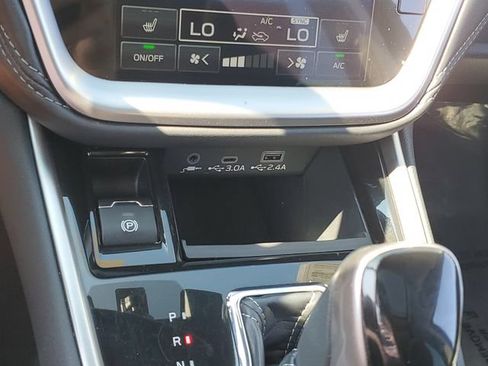 Used 2025 Subaru Outback Premium w/ Popular Package #1A AWD/4WD image 32