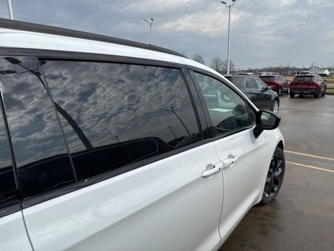 Used 2025 Chrysler Pacifica Limited image 10