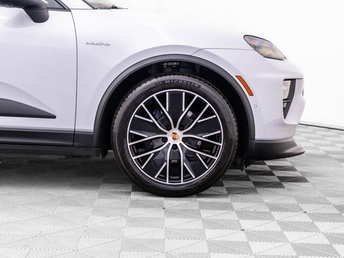 Certified 2025 Porsche Macan 4 Electric AWD/4WD image 38