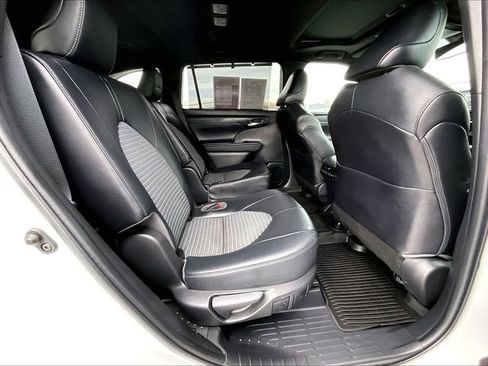Used 2022 Toyota Highlander XSE image 16