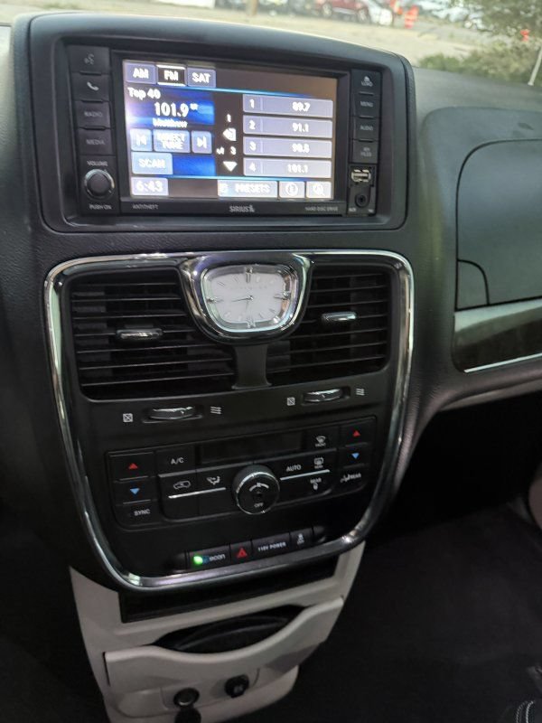 Used 2014 Chrysler Town & Country Touring FWD image 12