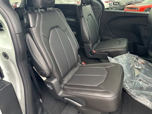 New 2026 Chrysler Pacifica Select image 22