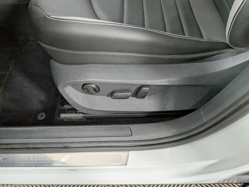 Used 2022 Volkswagen Taos SEL w/ Panoramic Sunroof Package image 15