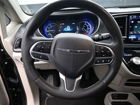 Used 2023 Chrysler Pacifica Touring-L FWD image 22
