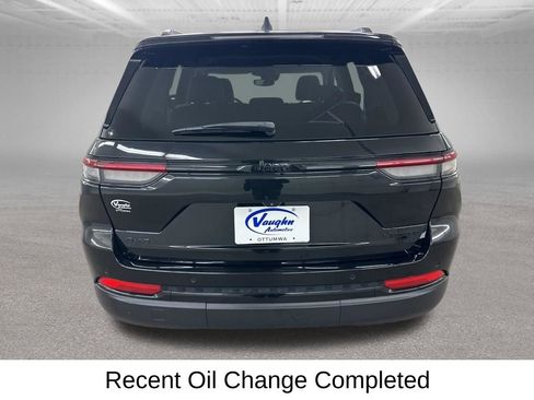 Used 2023 Jeep Grand Cherokee Limited w/ Black Appearance Package image 11