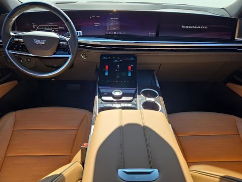 Used 2025 Cadillac Escalade Premium Luxury image 12