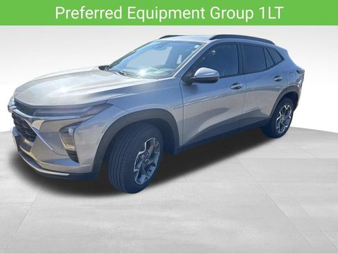 Certified 2025 Chevrolet Trax LT w/ LT Convenience Package FWD image 7