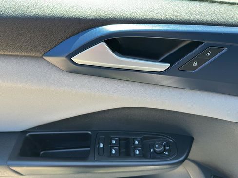 Used 2023 Volkswagen Taos SE w/ Panoramic Sunroof Package FWD image 19