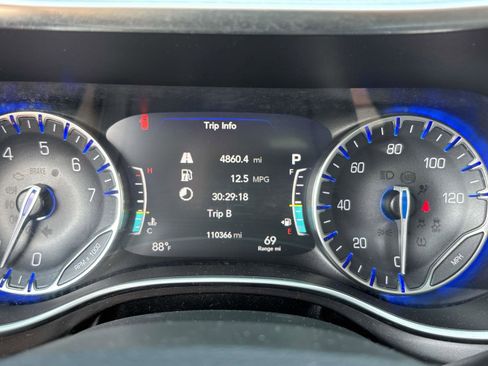 Used 2018 Chrysler Pacifica Limited image 23