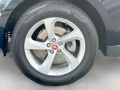 Used 2017 Jaguar F-PACE Premium image 32