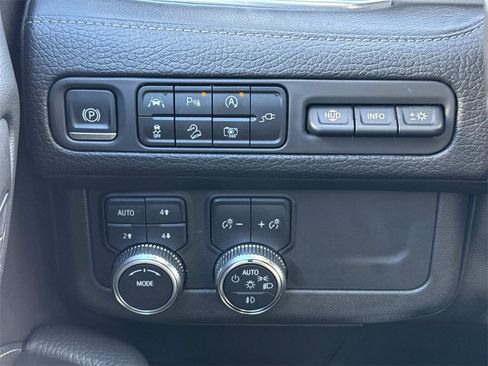 Used 2022 GMC Yukon XL Denali image 29