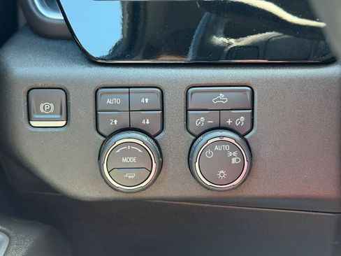 Used 2022 Chevrolet Silverado 1500 LT w/ Z71 Off-Road Package AWD/4WD image 6