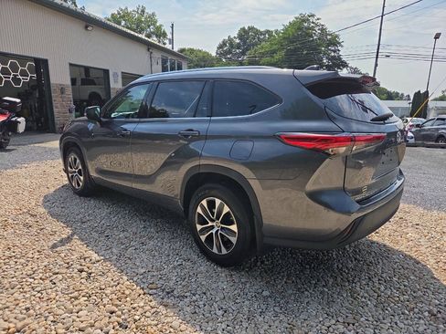 Used 2021 Toyota Highlander XLE AWD/4WD image 5