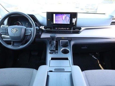 Used 2025 Toyota Sienna LE w/ LE Plus Package AWD/4WD image 25