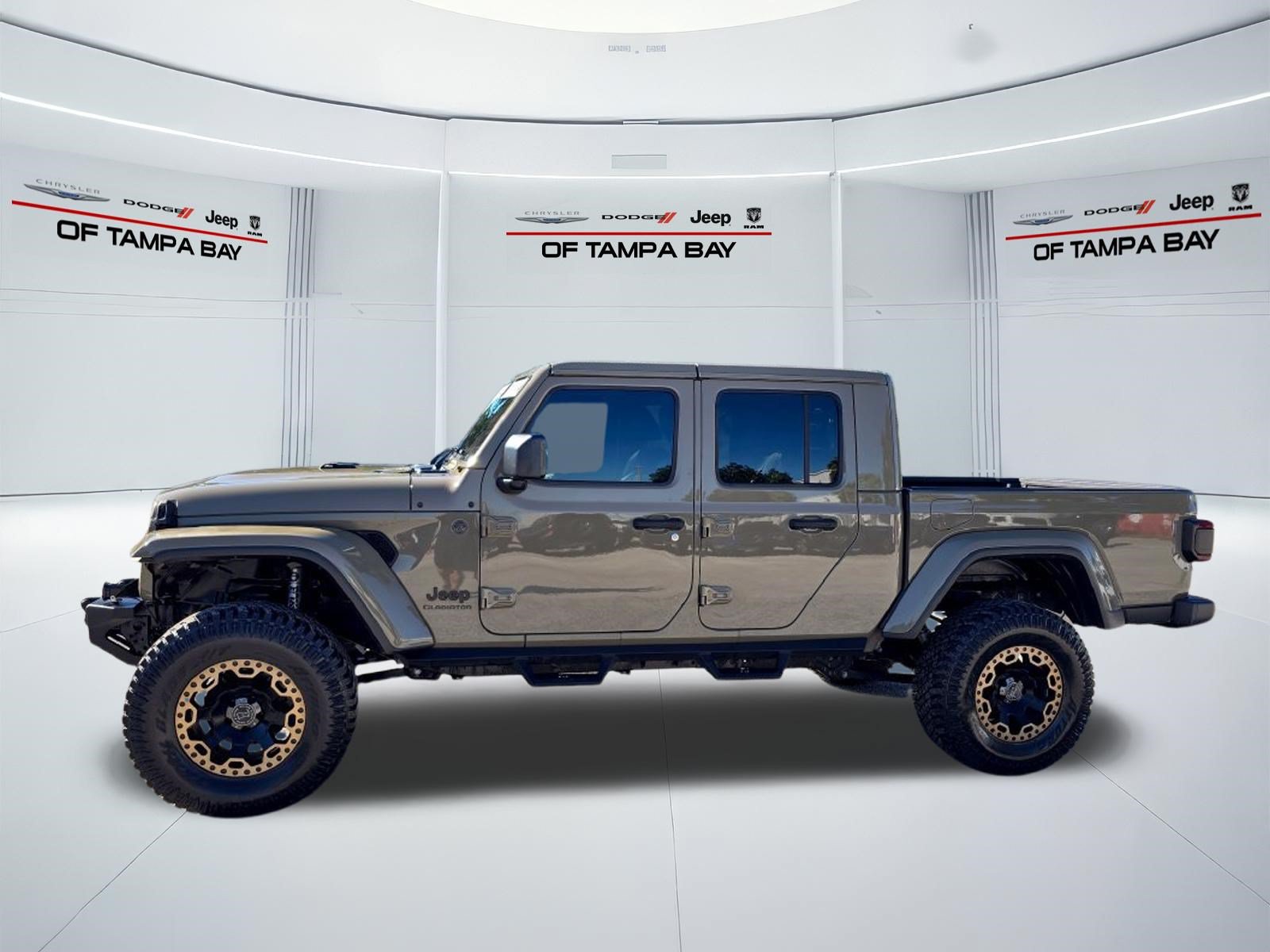 Used 2020 Jeep Gladiator Overland w/ Popular Equipment Package AWD/4WD image 3