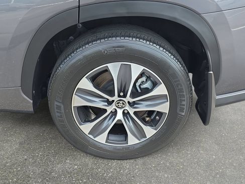 Used 2023 Toyota Highlander XLE FWD image 32