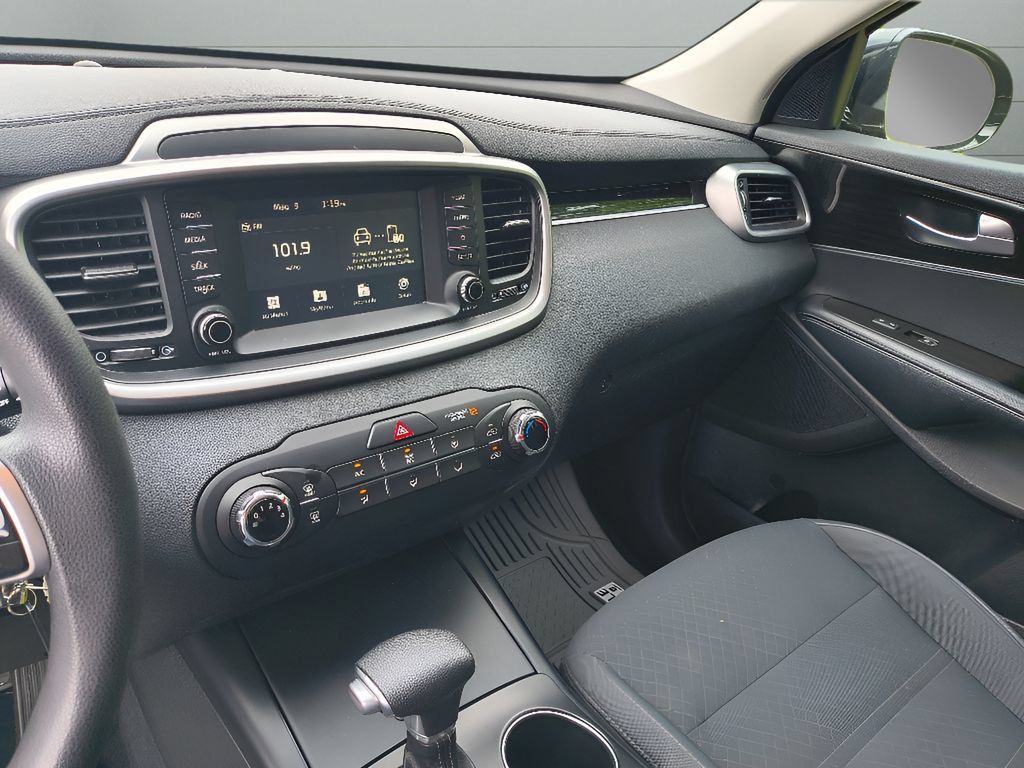 Used 2020 Kia Sorento FWD V6 image 17