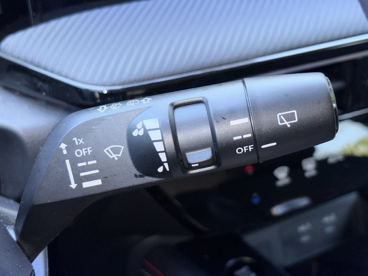 Used 2025 Nissan Kicks SR AWD/4WD image 21