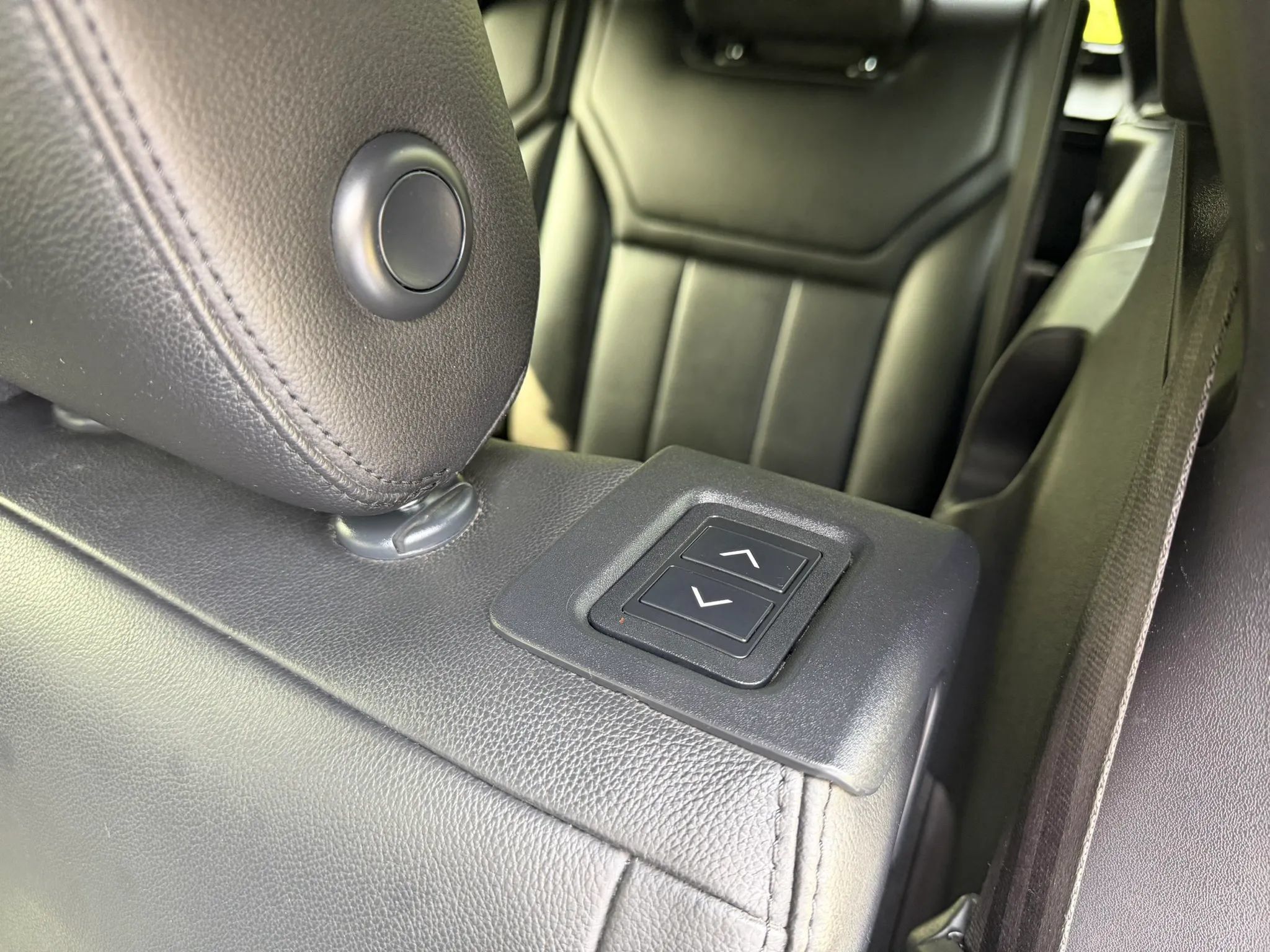 Used 2017 Land Rover Discovery HSE AWD/4WD image 18