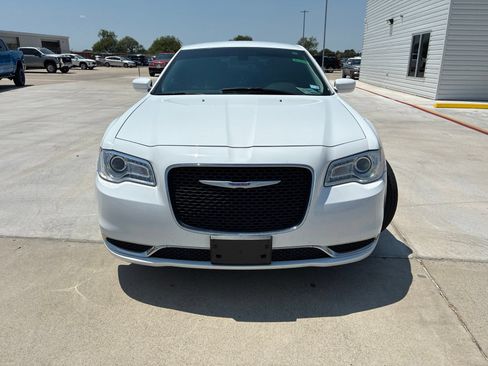 Used 2019 Chrysler 300 Touring L w/ Quick Order Package 22F RWD image 8