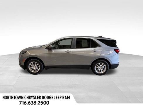 Used 2023 Chevrolet Equinox LS w/ LS Convenience Package FWD image 2
