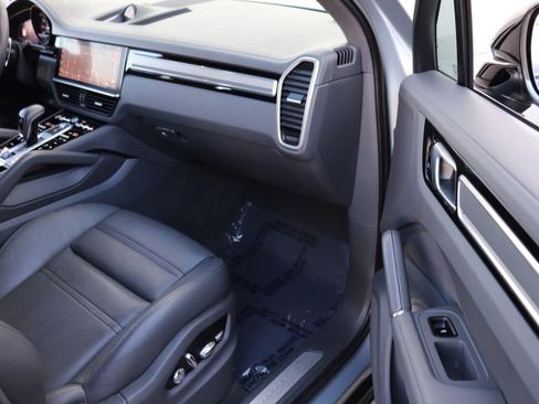 Used 2021 Porsche Cayenne image 32