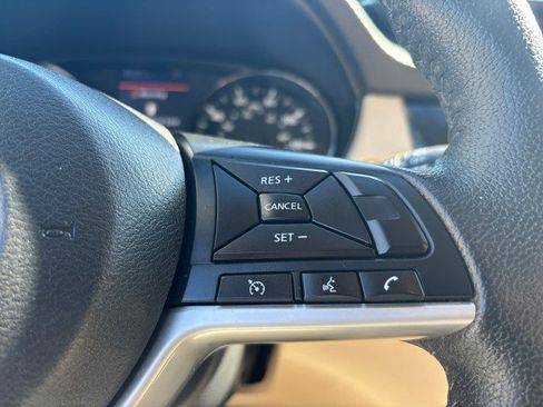 Used 2019 Nissan Rogue SV image 16