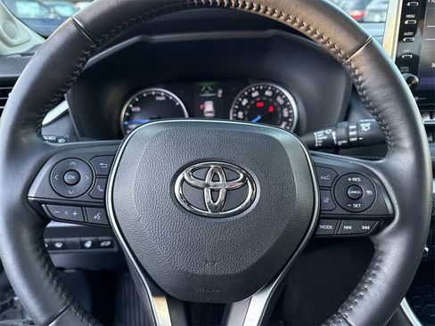 Used 2022 Toyota RAV4 XLE Premium image 23
