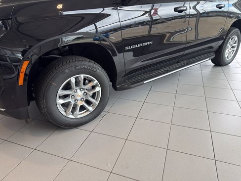 New 2026 Chevrolet Suburban LT image 9