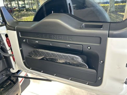 Used 2020 Land Rover Defender 110 SE image 40