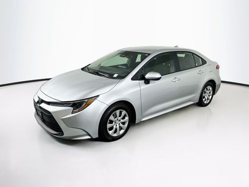 Used 2025 Toyota Corolla LE FWD image 3