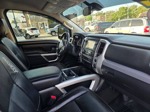 Used 2017 Nissan Titan PRO-4X w/ Pro-4x Convenience Package AWD/4WD image 14