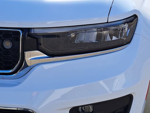 Used 2023 Jeep Grand Cherokee Overland w/ Advanced Protech Group III image 30