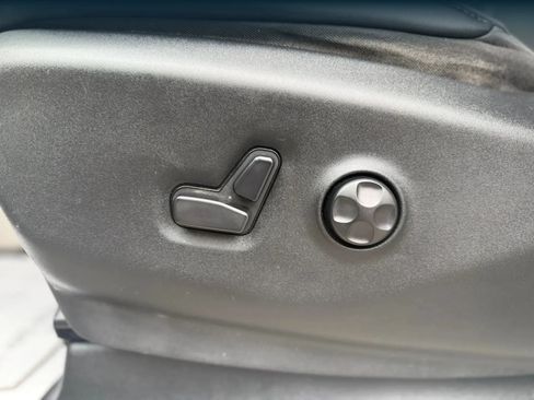 Used 2019 Chrysler Pacifica Limited w/ Tire & Wheel Group FWD image 11