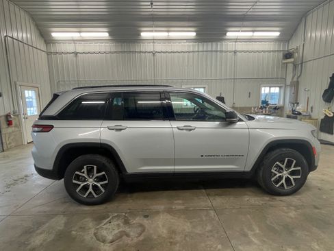Used 2024 Jeep Grand Cherokee Limited image 6