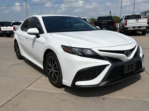 Used 2021 Toyota Camry SE image 4