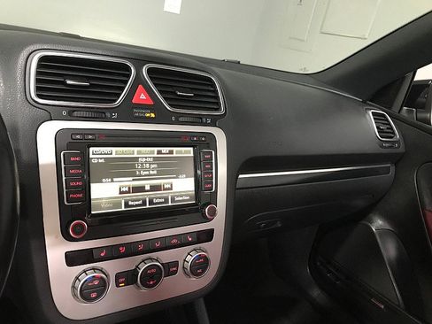 Used 2014 Volkswagen Eos Executive FWD image 30