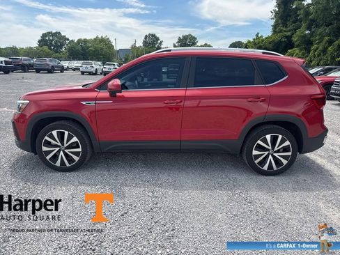 Used 2023 Volkswagen Taos SE w/ Panoramic Sunroof Package FWD image 2