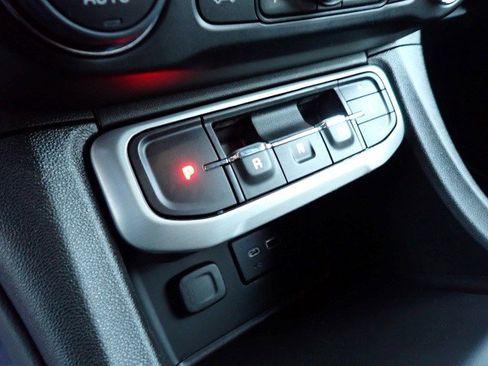 Certified 2023 GMC Acadia SLE w/ Driver Convenience Package image 24