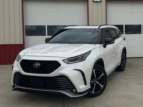 Used 2021 Toyota Highlander XSE image 3