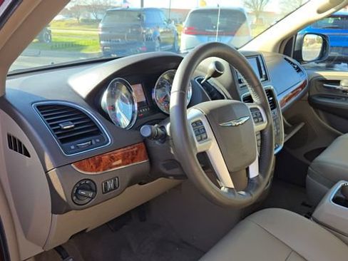 Certified 2016 Chrysler Town & Country Touring-L w/ Driver Convenience Group image 7